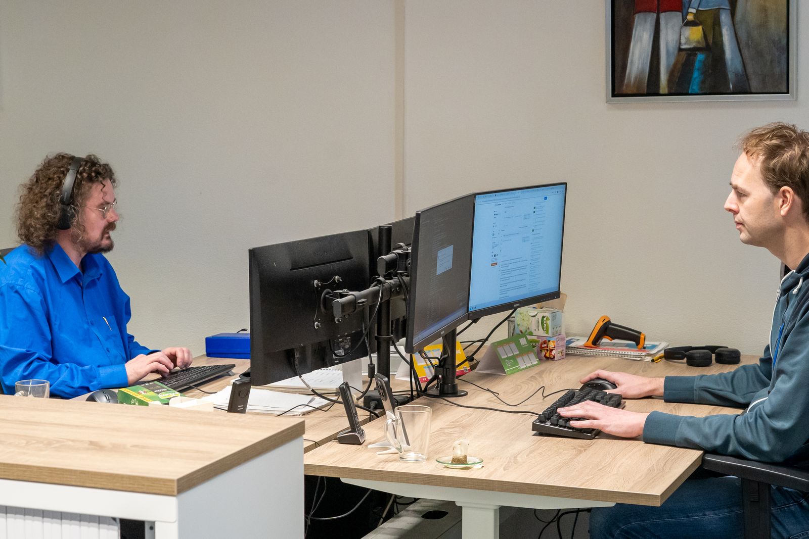 Het team van OVAS Solutions aan het werk op kantoor in Emmeloord